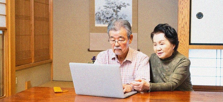 パソコンを操作する老夫婦